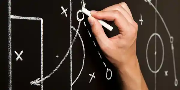 qt=q_32 (2) A person drawing on the wall with chalk